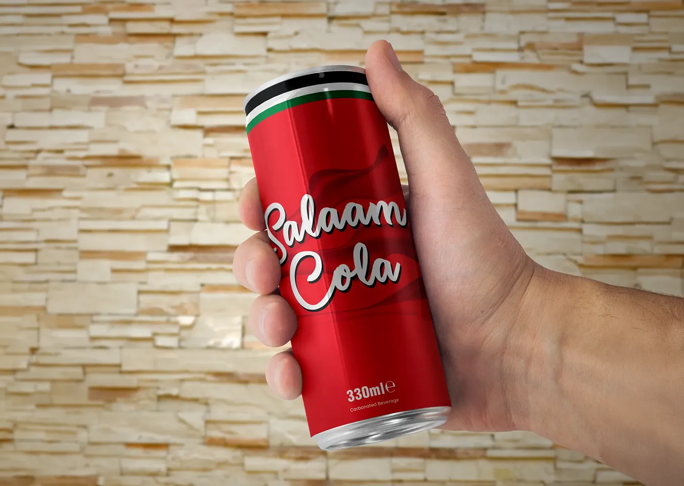 Një kanaçe Salaam Cola në dorë